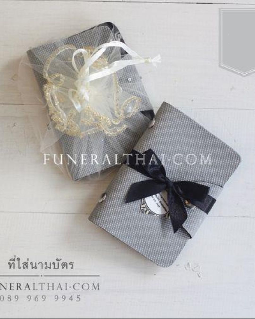 ที่ใส่นามบัตรสีเงิน